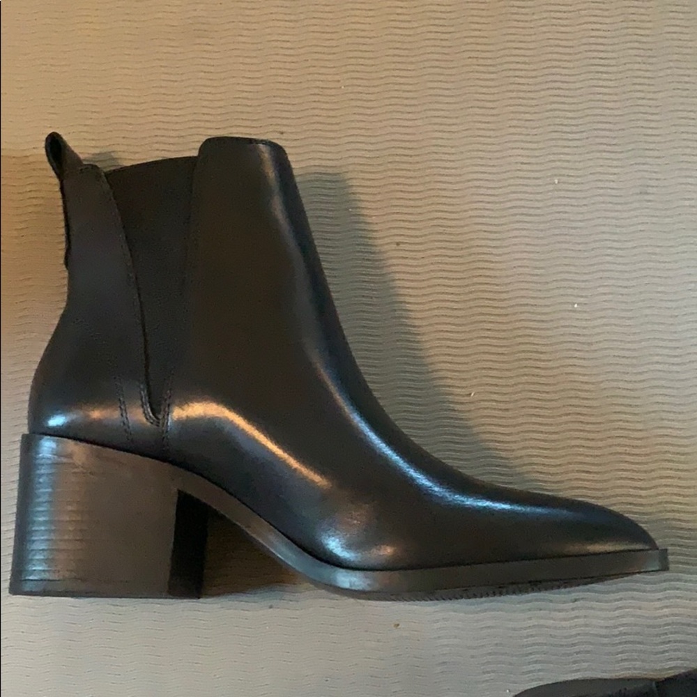 Brand new Steve Madden audience black leather